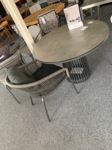 Solpuri Tisch Grid dining 110 cm, Sessel Loop