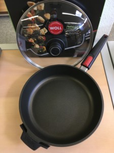 Woll-Guss_Hochrandpfanne 28 cm + Glasdeckel + Hitzeschutzgriff